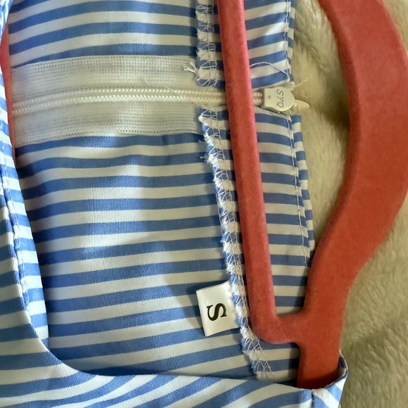 SHEIN Blue and White Patterned Top - Picture 4 of 6